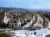 Križanje Heinzelova - Zvonimirova oko 1930. godne, kolorirano  Tramvajska pruga u Heinzelovoj izgrađena je 1926. godine, dok se ulica još zvala Sajmišna, jer je spajala Međašni trg (današnji Kvaternikov trg) i Sajmište. Današnje ime Heinzelova dobiti će 1934. godine. Tramvaj će Zvonimirovom krenuti 1935. godine (Draškovićeva - Zvonimirova - Harambašićeva). Kolorirani detalj fotografije oko 1930. godine autor: Vladimir Horvat